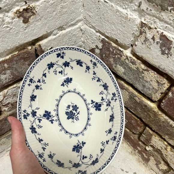 Royal Doulton English Translucent China Bowl with grapevine design. - Picture 7 of 7